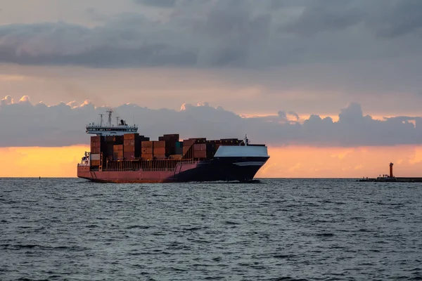 在拉脱维亚里加港口的日落灯货运船 工业运输背景 — 图库照片
