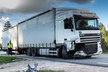 Cepheden çarpışma Bmw ve kamyon Daf, Letonya 21 Ağustos 2018 akşamı oluştu A4 yolda. Çarpışma, bir kadın - Bmw sürücü, sonucu yaralandı ve hastaneye kaldırıldı