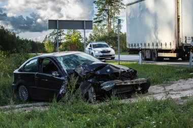 Cepheden çarpışma Bmw ve kamyon Daf, Letonya 21 Ağustos 2018 akşamı oluştu A4 yolda. Çarpışma, bir kadın - Bmw sürücü, sonucu yaralandı ve hastaneye kaldırıldı