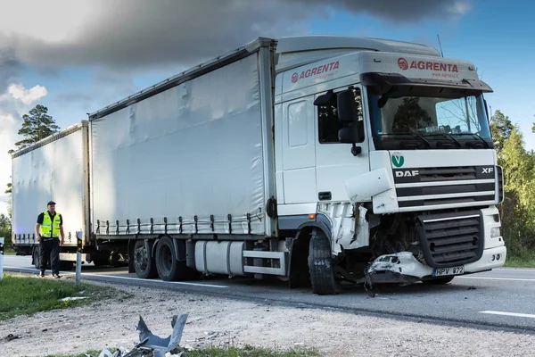 Cepheden çarpışma Bmw ve kamyon Daf, Letonya 21 Ağustos 2018 akşamı oluştu A4 yolda. Çarpışma, bir kadın - Bmw sürücü, sonucu yaralandı ve hastaneye kaldırıldı