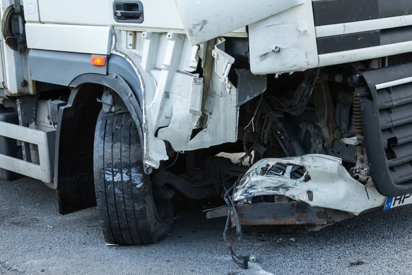 Cepheden çarpışma Bmw ve kamyon Daf, Letonya 21 Ağustos 2018 akşamı oluştu A4 yolda. Çarpışma, bir kadın - Bmw sürücü, sonucu yaralandı ve hastaneye kaldırıldı