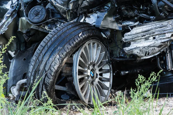 Čelní Srážka Bmw Kamion Daf Lotyšsku Silnici Němuž Došlo Večer — Stock fotografie