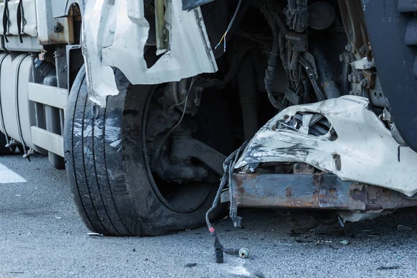 Cepheden çarpışma Bmw ve kamyon Daf, Letonya 21 Ağustos 2018 akşamı oluştu A4 yolda. Çarpışma, bir kadın - Bmw sürücü, sonucu yaralandı ve hastaneye kaldırıldı