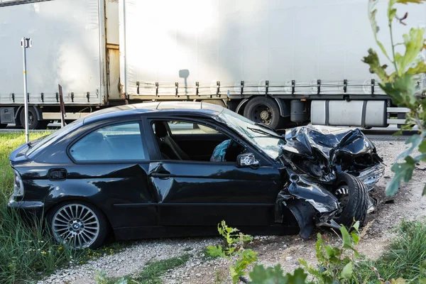 Cepheden çarpışma Bmw ve kamyon Daf, Letonya 21 Ağustos 2018 akşamı oluştu A4 yolda. Çarpışma, bir kadın - Bmw sürücü, sonucu yaralandı ve hastaneye kaldırıldı