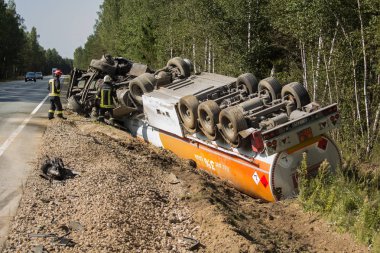 Cepheden çarpışma Volvo ve nakliye için benzin., Letonya A9 yolda, 17 Ağustos 2018 akşamı meydana gelen tanker ile kamyon sürücüsü veya Volvo araba arabada öldü.