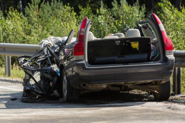 Cepheden çarpışma Volvo ve nakliye için benzin., Letonya A9 yolda, 17 Ağustos 2018 akşamı meydana gelen tanker ile kamyon sürücüsü veya Volvo araba arabada öldü.