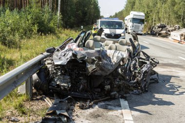 Cepheden çarpışma Volvo ve nakliye için benzin., Letonya A9 yolda, 17 Ağustos 2018 akşamı meydana gelen tanker ile kamyon sürücüsü veya Volvo araba arabada öldü.