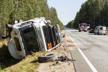 Cepheden çarpışma Volvo ve nakliye için benzin., Letonya A9 yolda, 17 Ağustos 2018 akşamı meydana gelen tanker ile kamyon sürücüsü veya Volvo araba arabada öldü.