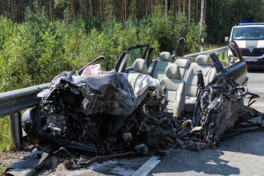 Cepheden çarpışma Volvo ve nakliye için benzin., Letonya A9 yolda, 17 Ağustos 2018 akşamı meydana gelen tanker ile kamyon sürücüsü veya Volvo araba arabada öldü.