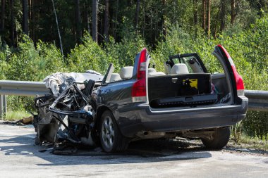 Cepheden çarpışma Volvo ve nakliye için benzin., Letonya A9 yolda, 17 Ağustos 2018 akşamı meydana gelen tanker ile kamyon sürücüsü veya Volvo araba arabada öldü.