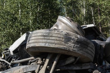 Cepheden çarpışma Volvo ve nakliye için benzin., Letonya A9 yolda, 17 Ağustos 2018 akşamı meydana gelen tanker ile kamyon sürücüsü veya Volvo araba arabada öldü.