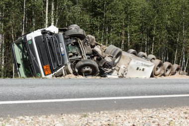 Cepheden çarpışma Volvo ve nakliye için benzin., Letonya A9 yolda, 17 Ağustos 2018 akşamı meydana gelen tanker ile kamyon sürücüsü veya Volvo araba arabada öldü.