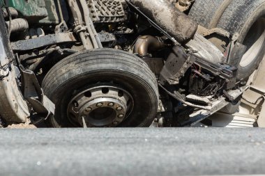 Cepheden çarpışma Volvo ve nakliye için benzin., Letonya A9 yolda, 17 Ağustos 2018 akşamı meydana gelen tanker ile kamyon sürücüsü veya Volvo araba arabada öldü.