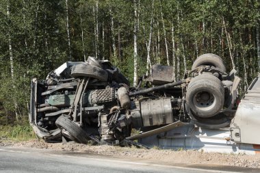 Cepheden çarpışma Volvo ve nakliye için benzin., Letonya A9 yolda, 17 Ağustos 2018 akşamı meydana gelen tanker ile kamyon sürücüsü veya Volvo araba arabada öldü.