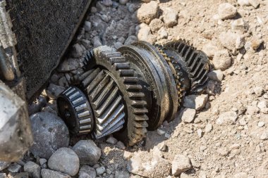 Cepheden çarpışma Volvo ve nakliye için benzin., Letonya A9 yolda, 17 Ağustos 2018 akşamı meydana gelen tanker ile kamyon sürücüsü veya Volvo araba arabada öldü.