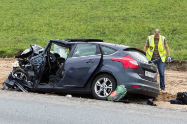 Ağustos 20, Ford arka koltukta oturuyordu ve emniyet kemeri ile - tutturulmuş değil 2018.A kadın akşam oluştu A5 yolda Letonya'da Ford ve Daf kamyonun ön çarpışma oracıkta öldü