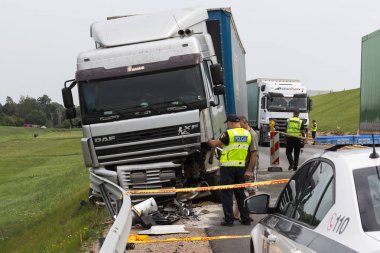 Ağustos 20, Ford arka koltukta oturuyordu ve emniyet kemeri ile - tutturulmuş değil 2018.A kadın akşam oluştu A5 yolda Letonya'da Ford ve Daf kamyonun ön çarpışma oracıkta öldü