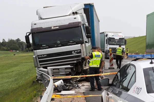Ağustos 20, Ford arka koltukta oturuyordu ve emniyet kemeri ile - tutturulmuş değil 2018.A kadın akşam oluştu A5 yolda Letonya'da Ford ve Daf kamyonun ön çarpışma oracıkta öldü