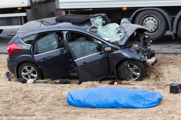Ağustos 20, Ford arka koltukta oturuyordu ve emniyet kemeri ile - tutturulmuş değil 2018.A kadın akşam oluştu A5 yolda Letonya'da Ford ve Daf kamyonun ön çarpışma oracıkta öldü