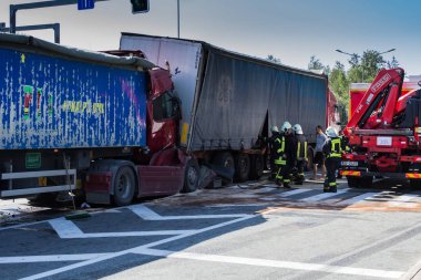 23 Ağustos'ta A8 yolda, Letonya, iki kamyon çarpışması oluştu, Iveco insanlar üzerinde yaya geçidi gördüm ve keskin, Scania sürüş sürücü frenlenir 2018.The kamyon şoförü mesafe değil gözlemlemek ve Ive koştu
