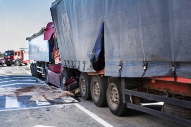 23 Ağustos'ta A8 yolda, Letonya, iki kamyon çarpışması oluştu, Iveco insanlar üzerinde yaya geçidi gördüm ve keskin, Scania sürüş sürücü frenlenir 2018.The kamyon şoförü mesafe değil gözlemlemek ve Ive koştu