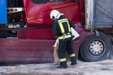 23 Ağustos'ta A8 yolda, Letonya, iki kamyon çarpışması oluştu, Iveco insanlar üzerinde yaya geçidi gördüm ve keskin, Scania sürüş sürücü frenlenir 2018.The kamyon şoförü mesafe değil gözlemlemek ve Ive koştu