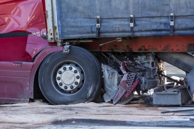 23 Ağustos'ta A8 yolda, Letonya, iki kamyon çarpışması oluştu, Iveco insanlar üzerinde yaya geçidi gördüm ve keskin, Scania sürüş sürücü frenlenir 2018.The kamyon şoförü mesafe değil gözlemlemek ve Ive koştu