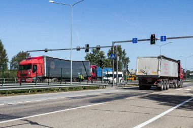 23 Ağustos'ta A8 yolda, Letonya, iki kamyon çarpışması oluştu, Iveco insanlar üzerinde yaya geçidi gördüm ve keskin, Scania sürüş sürücü frenlenir 2018.The kamyon şoförü mesafe değil gözlemlemek ve Ive koştu
