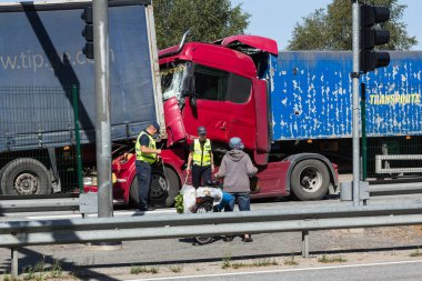 23 Ağustos'ta A8 yolda, Letonya, iki kamyon çarpışması oluştu, Iveco insanlar üzerinde yaya geçidi gördüm ve keskin, Scania sürüş sürücü frenlenir 2018.The kamyon şoförü mesafe değil gözlemlemek ve Ive koştu