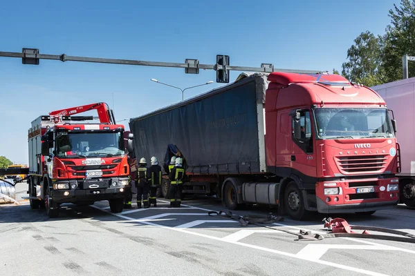 23 Ağustos'ta A8 yolda, Letonya, iki kamyon çarpışması oluştu, Iveco insanlar üzerinde yaya geçidi gördüm ve keskin, Scania sürüş sürücü frenlenir 2018.The kamyon şoförü mesafe değil gözlemlemek ve Ive koştu
