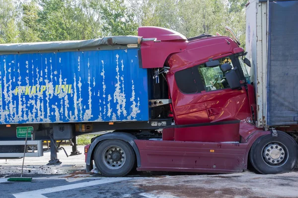 23 Ağustos'ta A8 yolda, Letonya, iki kamyon çarpışması oluştu, Iveco insanlar üzerinde yaya geçidi gördüm ve keskin, Scania sürüş sürücü frenlenir 2018.The kamyon şoförü mesafe değil gözlemlemek ve Ive koştu
