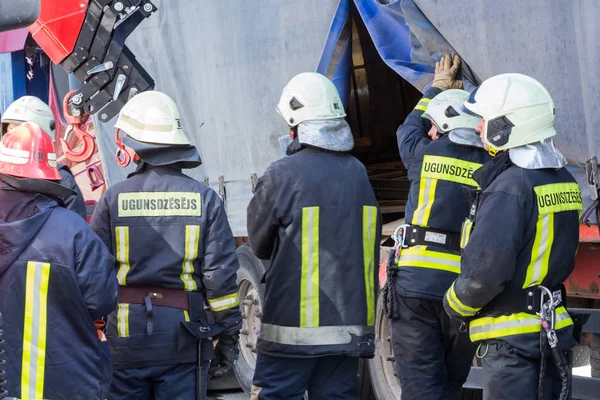 23 Ağustos'ta A8 yolda, Letonya, iki kamyon çarpışması oluştu, Iveco insanlar üzerinde yaya geçidi gördüm ve keskin, Scania sürüş sürücü frenlenir 2018.The kamyon şoförü mesafe değil gözlemlemek ve Ive koştu
