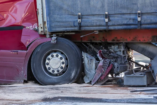 日に発生したラトビアで 道路上のトラック 台の衝突 2018 トラック ドライバー Iveco 横断歩道で人を見て スカニアを運転していた運転手の後ろに急激にブレーキがかかる距離を観察しなかったし Ive — ストック写真