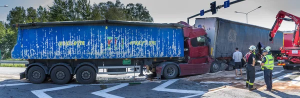 23 Ağustos'ta A8 yolda, Letonya, iki kamyon çarpışması oluştu, Iveco insanlar üzerinde yaya geçidi gördüm ve keskin, Scania sürüş sürücü frenlenir 2018.The kamyon şoförü mesafe değil gözlemlemek ve Ive koştu