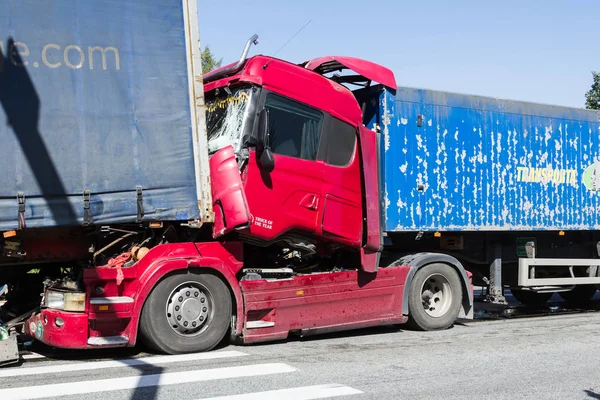 Colisión Dos Camiones Letonia Carretera Ocurrió Agosto 2018 Camionero Iveco —  Fotos de Stock