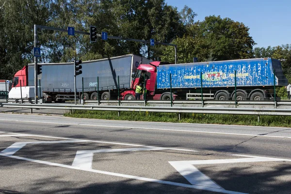 Colisión Dos Camiones Letonia Carretera Ocurrió Agosto 2018 Camionero Iveco —  Fotos de Stock