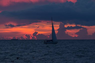 Zevk tekne Riga Körfezi limana Ağustos ayında yaz aylarında güneş battıktan sonra yelken açtı