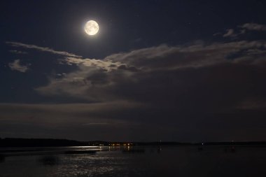 Yaz, göl, Riga, Letonya yukarıda gece gökyüzünde ay bulutlu havalarda. manzara 