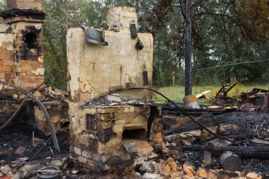 bir kırsal, felaket arka plan yanmış bir evde soba