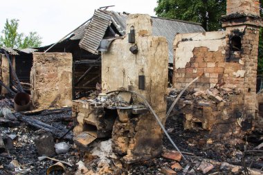 bir kırsal, felaket arka plan yanmış bir evde soba