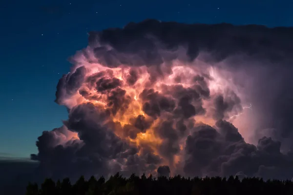 雷雨云清晨 在8月夏天 日出前 自然力量的背景 — 图库照片