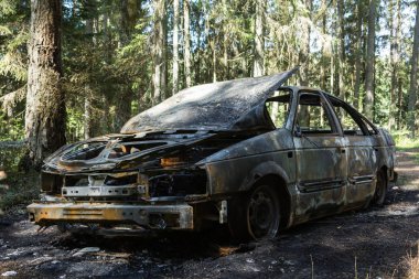Yaz, kaza arka plan ormanında tamamen yanmış araba