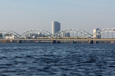 Riga'da Daugava Nehri güneşli bir günde, manzara Ekim ayında sonbaharda Demiryolu Köprüsü