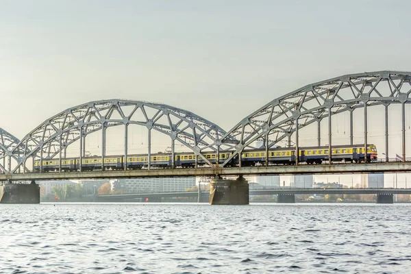 Spoorbrug Riga Rivier Daugava Het Najaar Oktober Een Zonnige Dag — Stockfoto