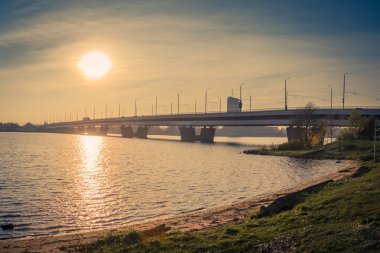güneşli bir günde, manzara köprü Ekim ayında sonbaharda Riga'da Daugava Nehri üzerinde