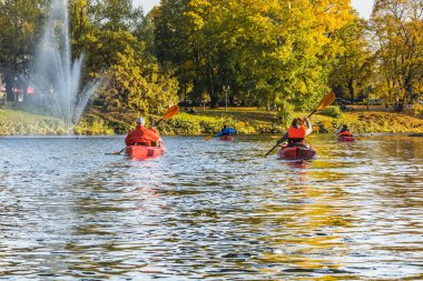 yolculuk Daugava Nehri üzerinde ve 13 Ekim 2018 sezon kapanış Kanal eski şehrin her yerinde kayık