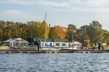 Riga, nehir Daugava güneşli Ekim ayında sonbaharda limanda zevk tekne