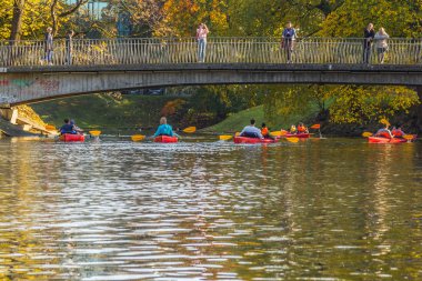 yolculuk Daugava Nehri üzerinde ve Riga, Letonya, 13 Ekim 2018 sezon kapanış eski şehrin her yerinde kanal kayık