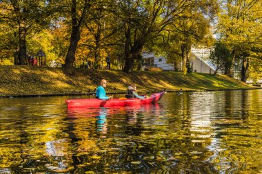 yolculuk Daugava Nehri üzerinde ve Riga, Letonya, 13 Ekim 2018 sezon kapanış eski şehrin her yerinde kanal kayık