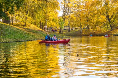 yolculuk Daugava Nehri üzerinde ve Riga, Letonya, 13 Ekim 2018 sezon kapanış eski şehrin her yerinde kanal kayık